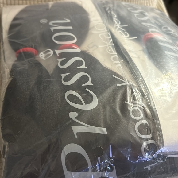 6 Bundles XPRESSION Pre-Stretched Braid 48” Color 33 - Braiding Hair extensions - Picture 4 of 5